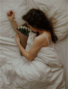 《弯腰露胸-演员谢文》